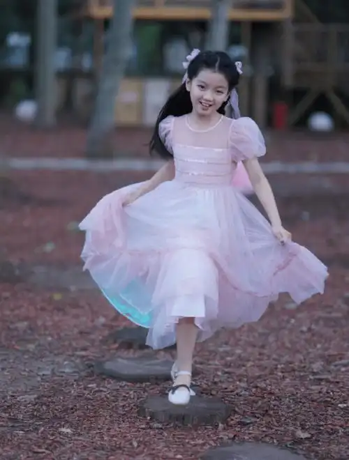 阿拉蕾曾经还拍过影视剧,也算是一个小童星.