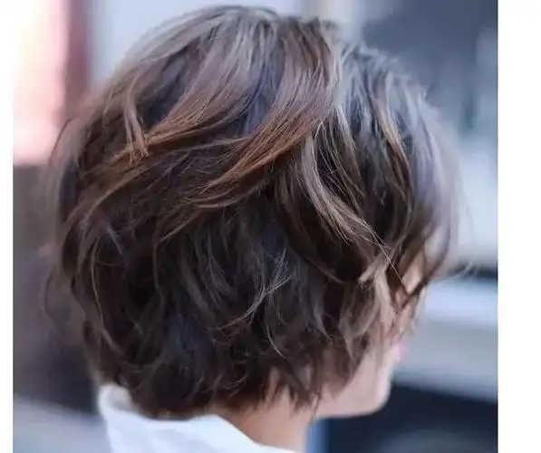 粗硬沙发,试试这种短发|发型|卷发|斜刘海|微卷|直发_网易订阅