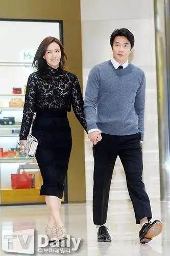 权相佑&孙泰英夫妻双双出席品牌活动 甜蜜恩爱惹人关注