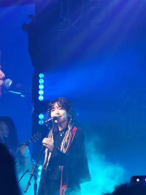 来了!#音乐节现场 #房东的猫 - 抖音