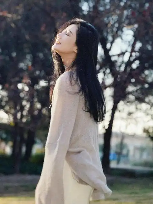 怎么拍照自然?姿势这样摆,照片这样拍,好看又出圈