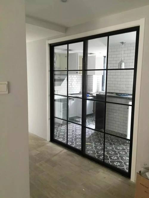 单是厨房门黑色的,这样的效果就没那么好了