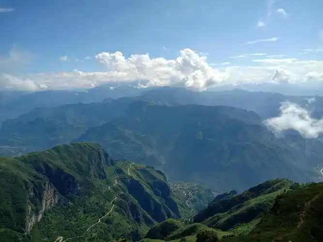 可惜谷太深,路太远,不能绕道正面去观赏鸡公山的雄伟.