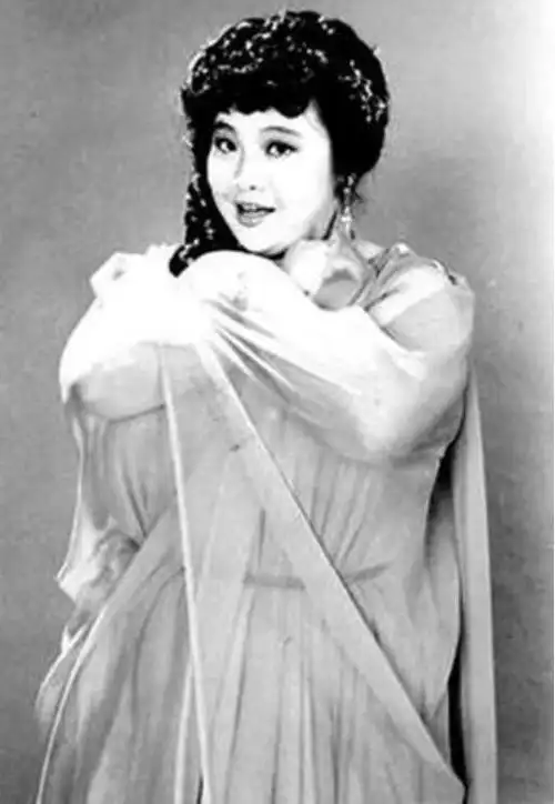 其实沈殿霞没有过很苗条的时候,她虽童星出道,但从小就胖.