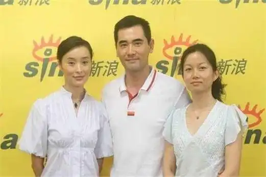 52岁吴越和63岁赵文瑄同框,自然老去气色好,可惜至今都是单身