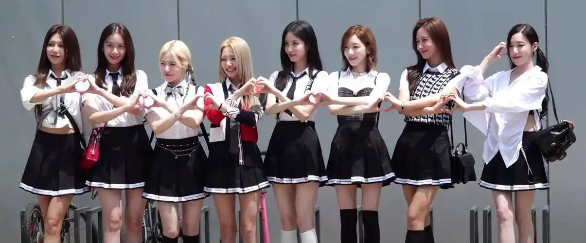 少女时代穿学院风短裙一字排开秀美腿,近照根本青春美妹美到发光_轰动