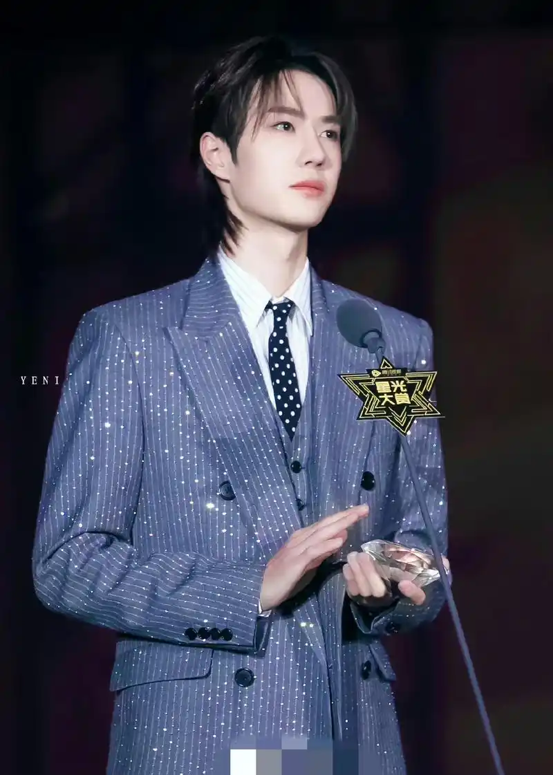 惊艳四座——盘点人间香奈儿王一博的红毯造型