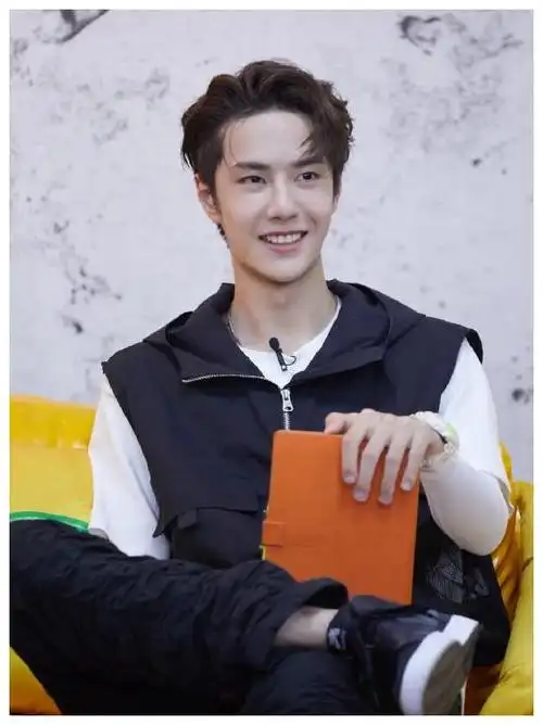 同样称呼王一博,肖战叫老王,李汶翰叫小名,听听程潇的:太前卫