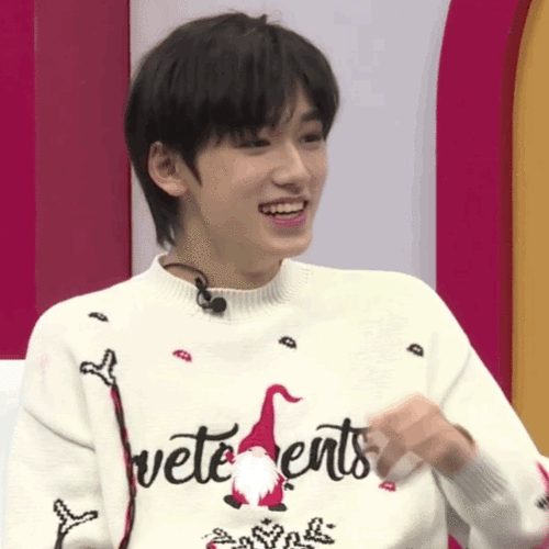 宋亚轩肚子笑痛没有我不知道 我反正肚子笑痛了哈哈哈哈哈哈哈哈哈