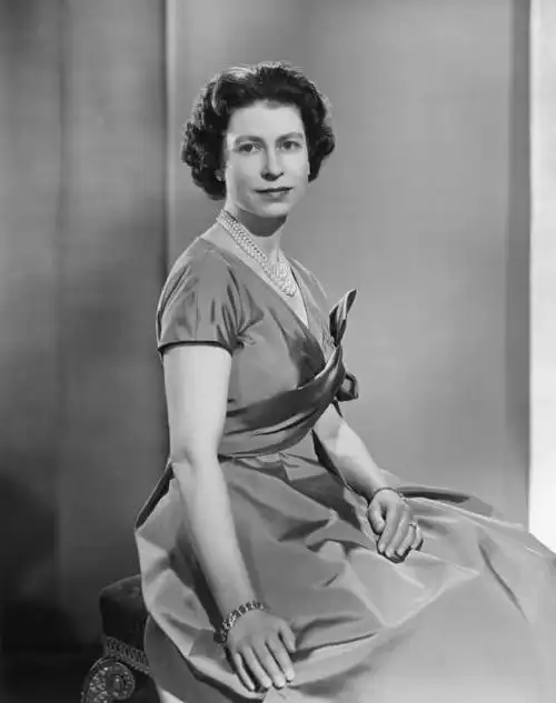 令人泪目!英国伊丽莎白二世女王生命中的96年都藏在了96张照片里|查尔