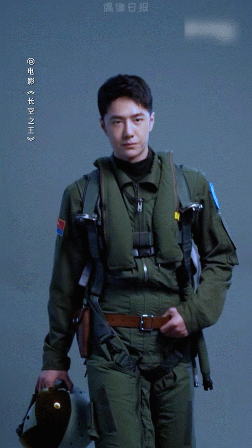 王一博新片造型气宇轩昂#王一博的粉丝真的太幸福了,一身军装气宇