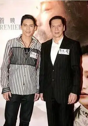 向佐跟73岁向华强过招