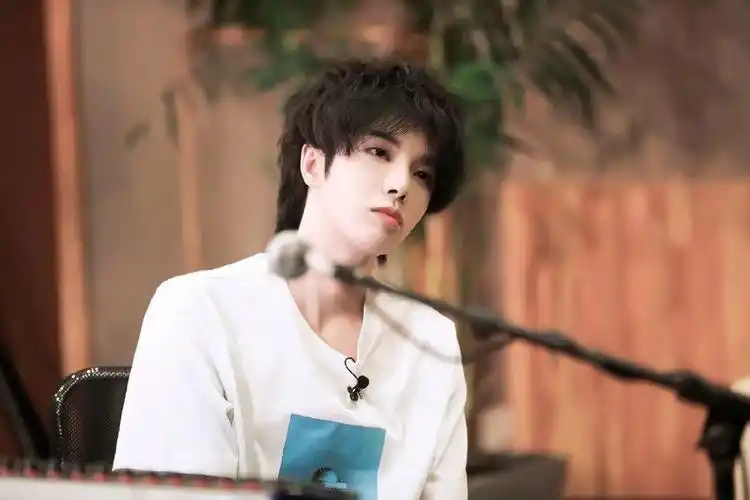 华晨宇壁纸一起回顾那些hcy148成员的神仙live你更喜欢哪个