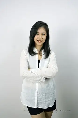 白墙前的半身照