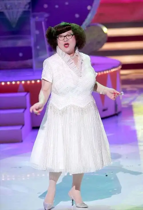 没领略过沈殿霞的魅力不知道丰满身材多高级穿得自信最重要