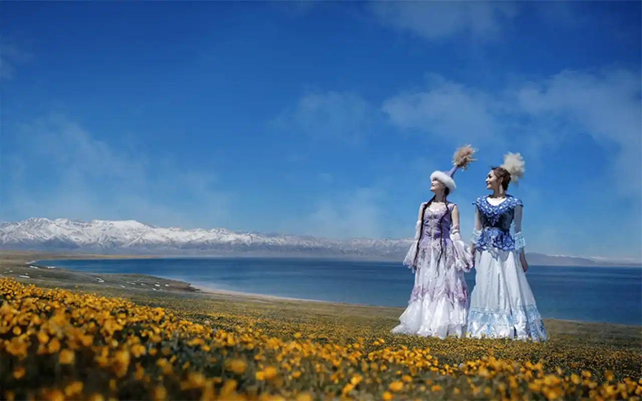 最炫民族风清新姐妹花户外写真桌面壁纸高清大图预览1920x1200_美女壁