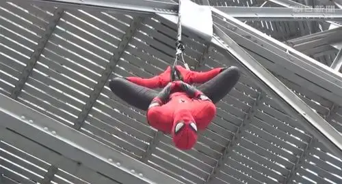 日本大阪通天阁惊现蜘蛛侠 行人纷纷驻足围观