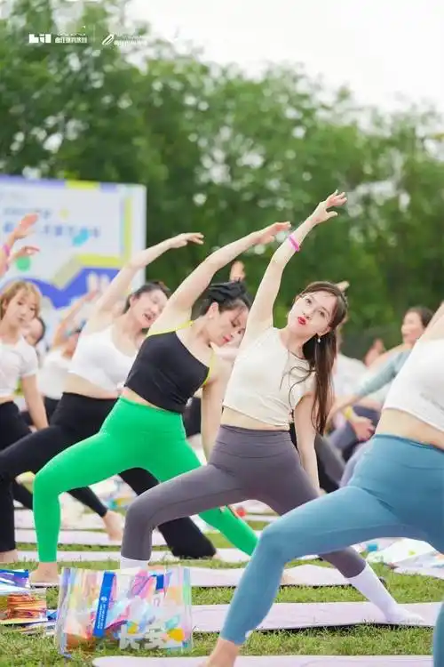 各就各位比赛正式拉开帷幕伴随着优美的瑜伽表演参赛选手们在运动中
