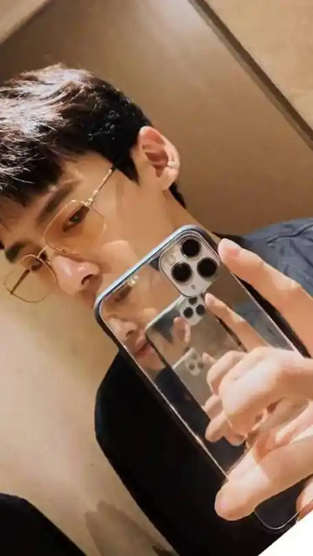 白敬亭晒自拍照