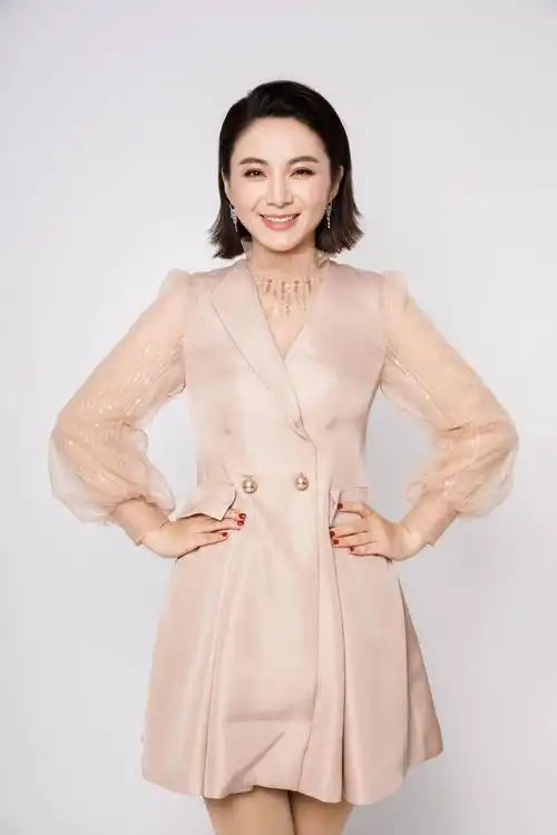 李 佳主持人寇乃馨情报员大 哈情报员天 娜情报员