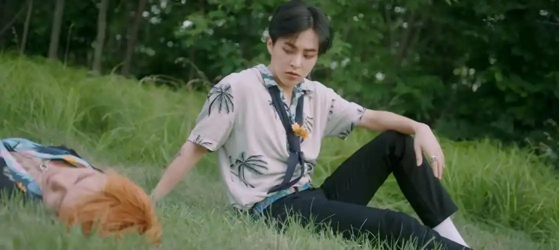 躺在草地上的吴世勋与金瑉锡,分别穿上深浅色调的off shore棕榈树印花