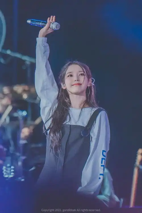 李知恩超话7015#iu演唱会#220920 iu李知恩 蚕室演唱会高清饭拍