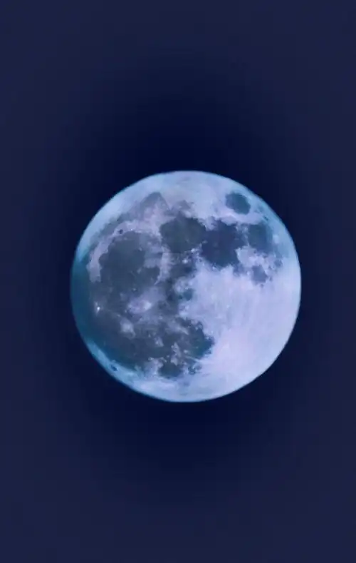 用手机拍摄到的十五的月亮