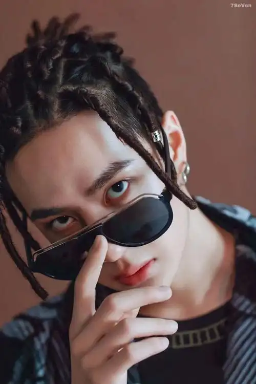 王一博壁纸:脏辫啵啵太酷了,简直就是行走的时尚画报!