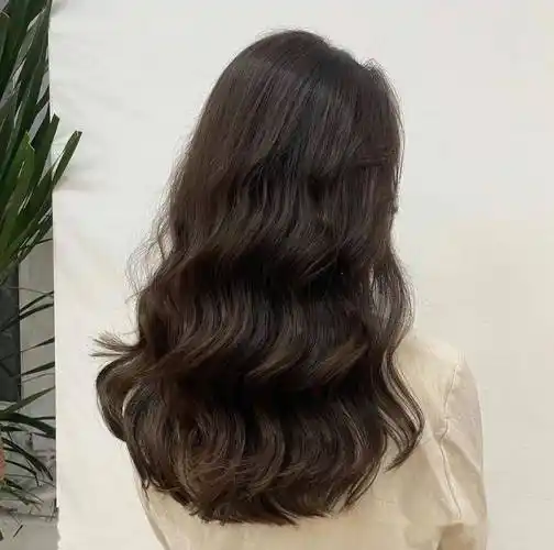 木马卷中长发发型 有着平齐发尾修剪的一款木马卷锁骨发发型,木马卷