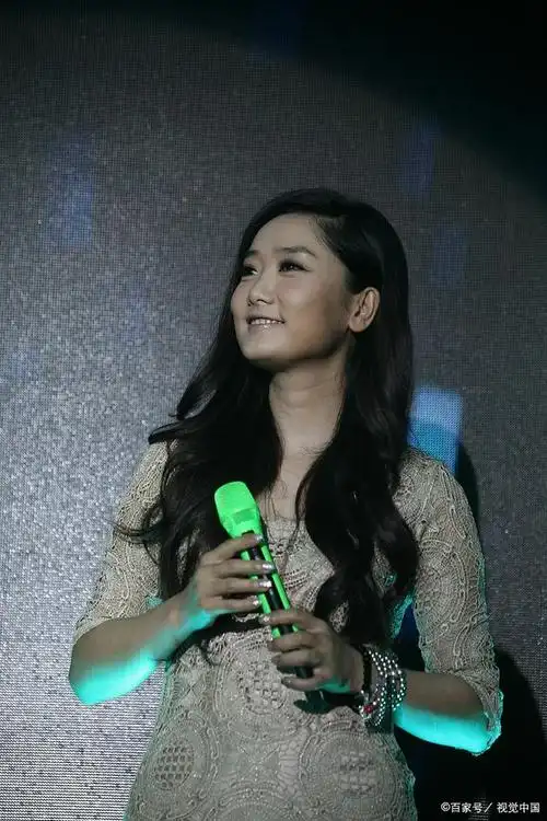 凤凰传奇是中国内地流行乐演唱组合,由杨魏玲花和曾毅组成,成立于1998