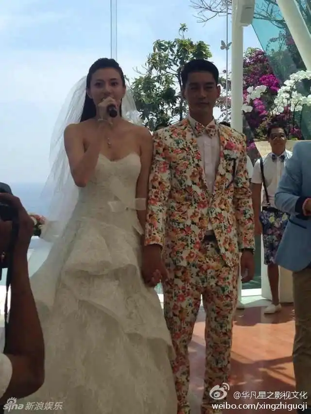 陈国坤身穿花色西装,牵着身穿白色婚纱的黄伊汶步入礼堂,十分温馨.