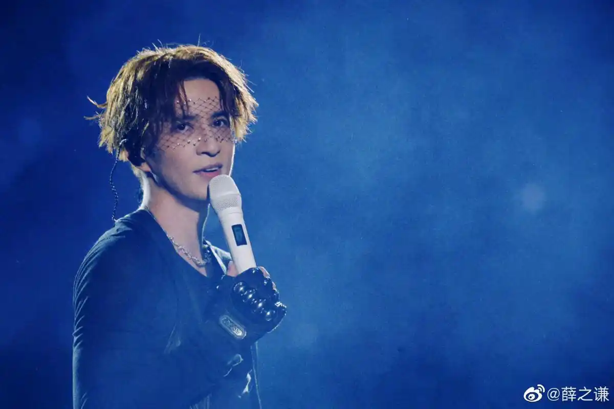 感谢每一位 承蒙关照   南京演唱会小故事: 当薛之谦在大屏幕上看到