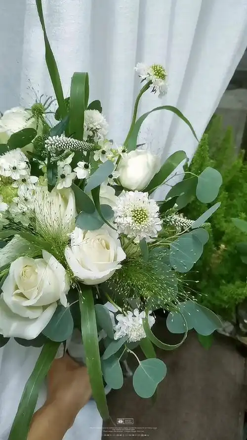 小清新白绿色系新娘手捧花