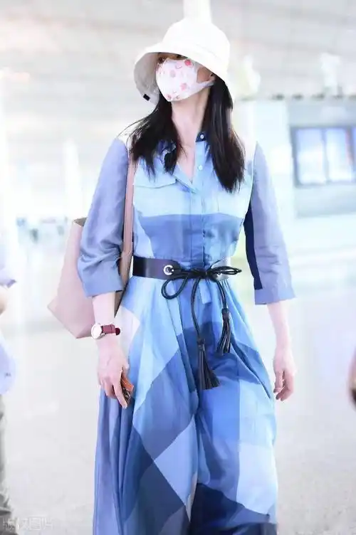 街拍:蒋欣蓝色格纹衬衫裙 白色渔夫帽 运动鞋轻松优雅_托特_机场_北京