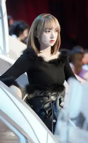 程潇换了新发型美成洋娃娃穿一字肩露精致的锁骨有遮肉的效果