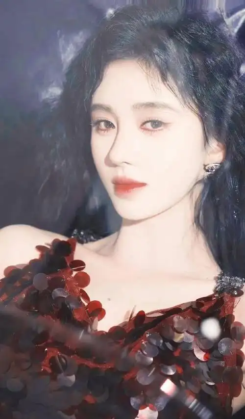 鞠婧祎依然很甜啊白色露肩裙到长卷发慵懒的样子太迷人