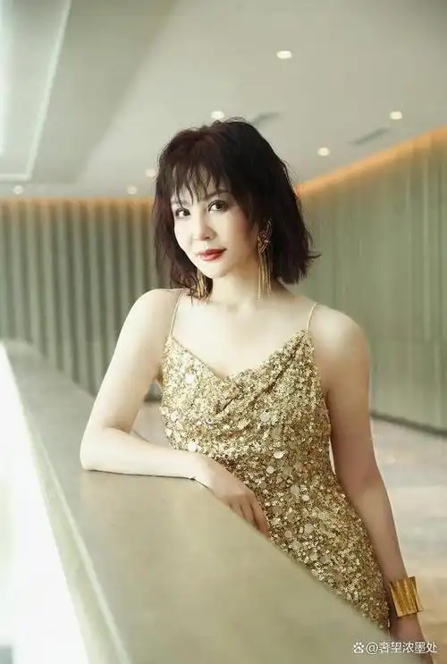 这谁能顶得住呢55岁陶红身材真叫人窒息啊