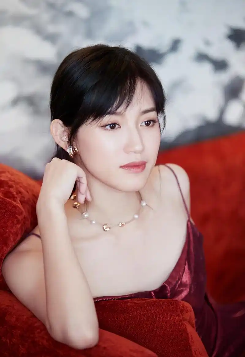 最新美照曝光,演员苏青将以今年秋冬最in红梨色吊带裙优雅出席某活动.