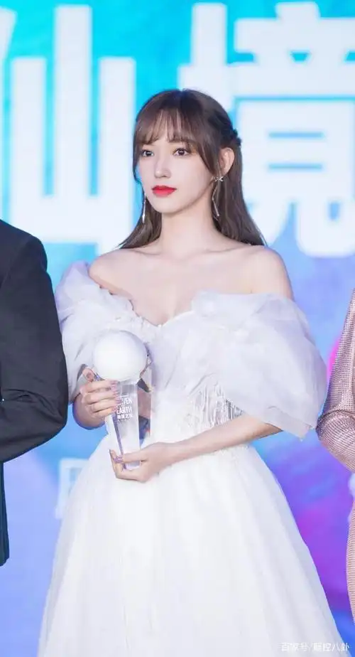 开叉刘海的程潇也好美一身白色抹胸裙凹凸有致那叫一个火辣