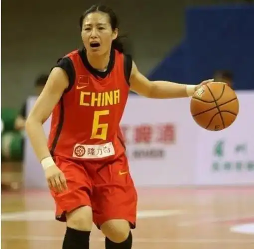 2002年4月份,宫鲁鸣在挑国家队队员的时候,第一个选中的可不是隋菲菲