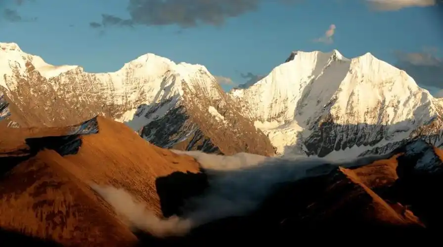 贡嘎山也是中国7000米以上山峰中位置最靠东方的,在除喜马拉雅山脉和