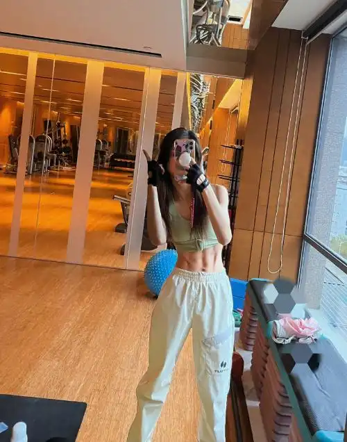 金晨秀腹肌:男明星都难以拥有的八块腹肌,自律女孩最要命