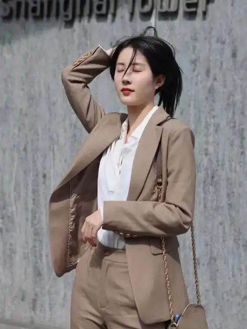 西服套装加白衬衫,端庄优雅,彰显职场精英女性的时尚范