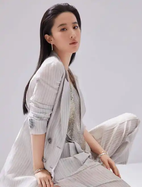 刘亦菲不愧是"天仙攻",条纹西装内搭亮片吊带,时尚又干练_造型_大油