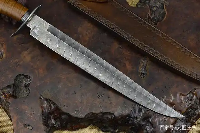 「鉴赏」金丝虎纹枫木旋转纹大马士革刀