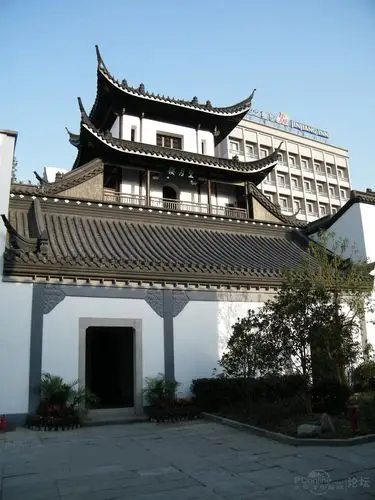 杭州凤凰寺与扬州仙鹤寺,广州狮子寺,泉州麒麟寺齐名,是一间结合中国