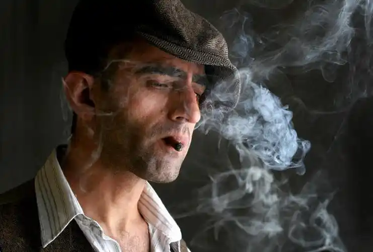 西方人,一个人,闭眼,吸烟,横图,室内,特写,白天,正面,帽子,欧洲,欧洲