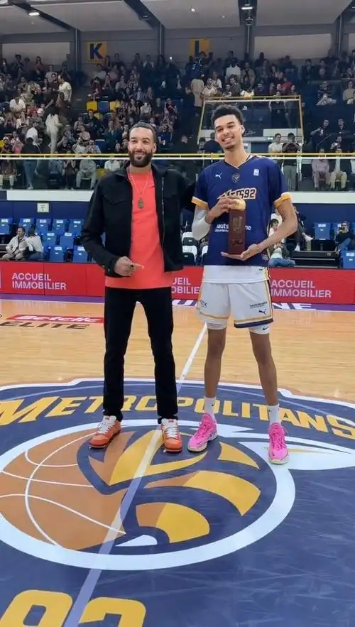 戈贝尔为他颁发mvp 两人身高引热议