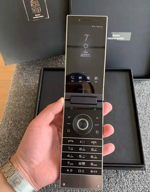 三星w2019翻盖手机评测奢侈的味道这颜值你满意吗