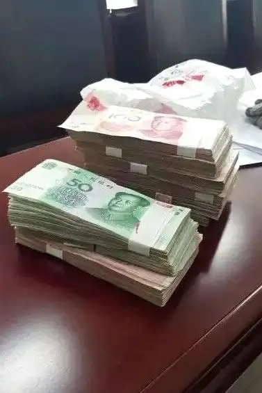 12月3日上午,当失主王女士从办案民警手中接过分文未动的8万元现金时